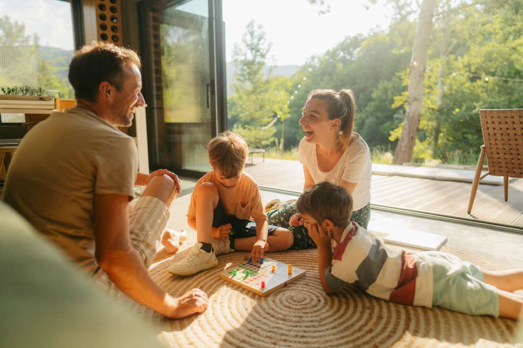 Familia jugando en casa